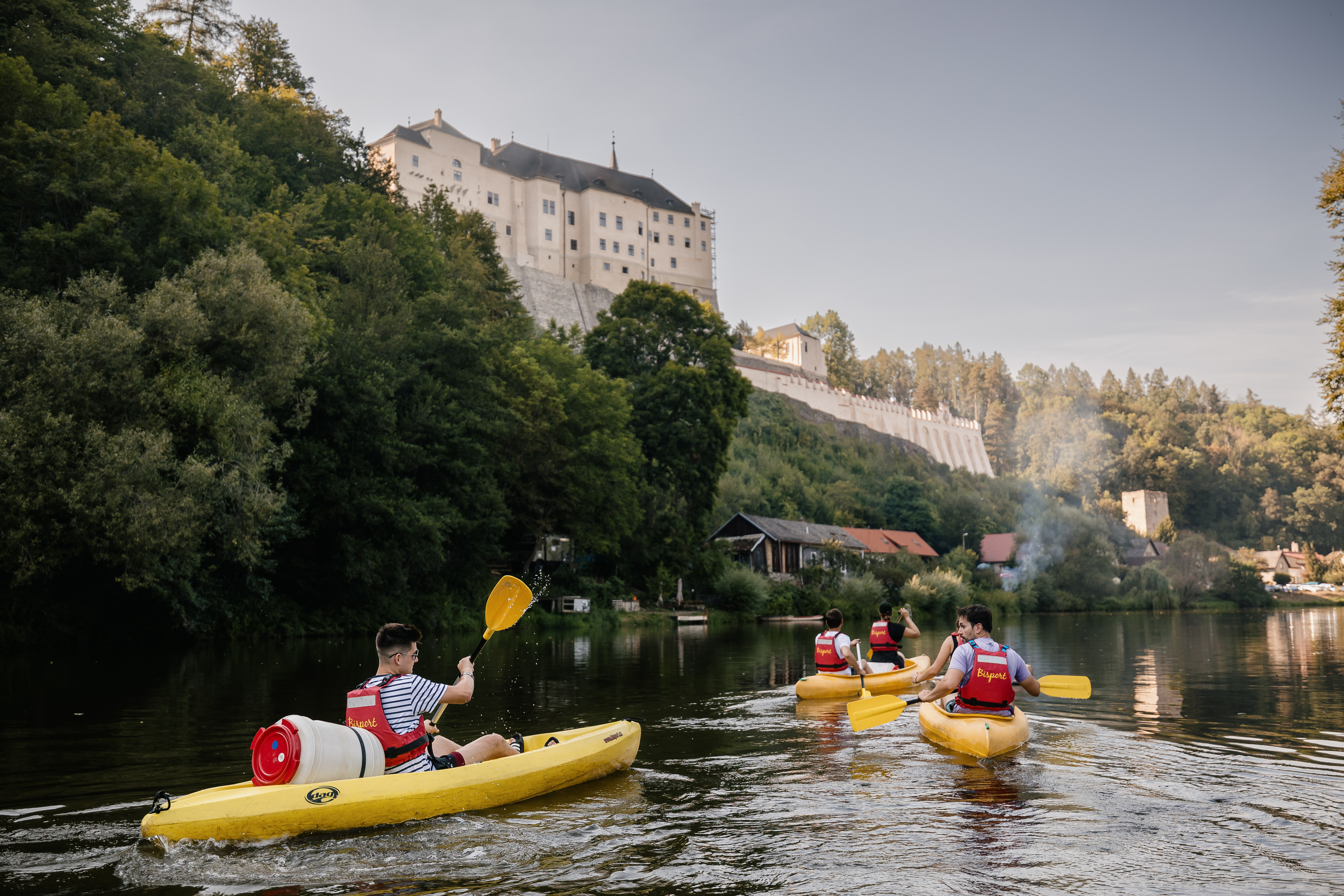 Vodáci na Sázavě a hrad Český Šternberk. Foto: Ondřej Soukup