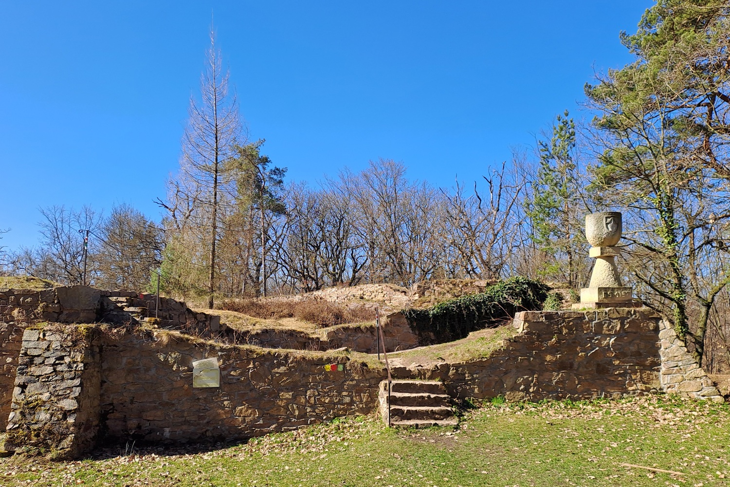 Zřícenina hradu Sion