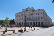 Budova Akademie věd se sochou Mikuláše Koperníka. Jde o jednu z mála soch, která přežila nacistické běsnění. (Foto: Daniel Mrázek)